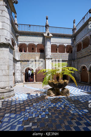 SINTRA, PORTOGALLO - 3 LUGLIO 2016: I chiostri piastrellati che circondano la corte interna dell'ex monastero dei monaci geronimiti. Palácio da pena. Sintr Foto Stock