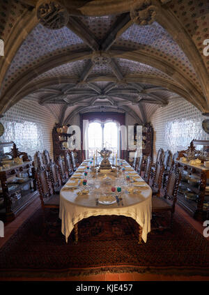 Sintra, Portogallo - Luglio 03, 2016: gli interni della pena palace. il royal sala da pranzo con servizio al tavolo per gli ospiti Arrivo. pena palace. si Foto Stock