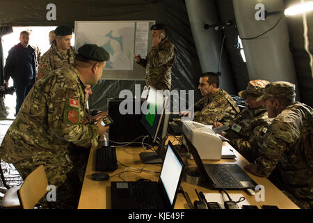 I membri dell'esercito Maine la guardia nazionale ha lavorato con i soccorritori e agenzie di soccorso come parte di un sistema civile-militare di emergenza esercizio di risposta a Podgorica. I partecipanti hanno lavorato attraverso diversi scenari che potrebbero verificarsi durante un disastro naturale e sono stati valutati sulla loro esecuzione degli eventi da parte del Maine La Guardia Nazionale team. (Maine esercito nazionale Guard photo by Staff Sgt. Angela Parady). Foto Stock