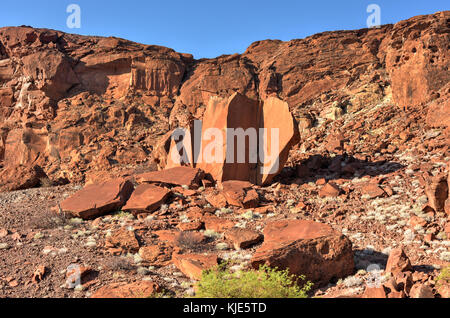 Bushman incisioni rupestri preistoriche presso il centro per il patrimonio mondiale dell'unesco in twyfelfontein, Namibia. Foto Stock