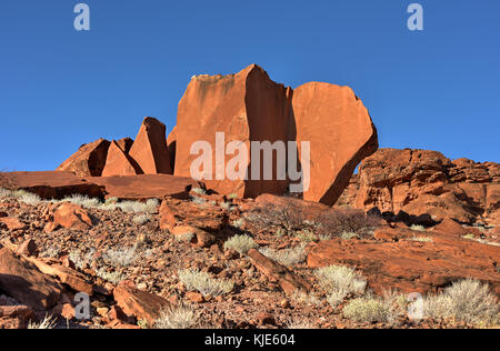 Bushman incisioni rupestri preistoriche presso il centro per il patrimonio mondiale dell'unesco in twyfelfontein, Namibia. Foto Stock