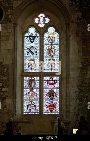 Finestra di vetro colorato nella grande hall del castello di Winchester, Winchester Regno Unito Foto Stock