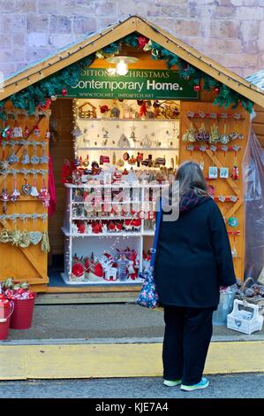 Gli amanti dello shopping la navigazione si spegne a Winchester mercatino di natale, 2017, winchester, Regno Unito Foto Stock