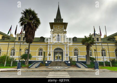 Swakopmund hotel basata sull'architettura del centro storico (1902) edificio della stazione di Swakopmund, Namibia. Foto Stock