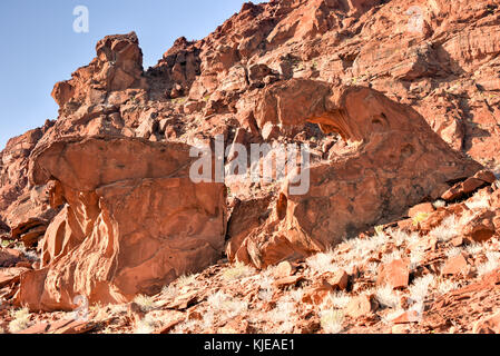 Bocca del leone rock formazione throning sulla sommità del huab valley in twyfelfontein, Namibia. Foto Stock