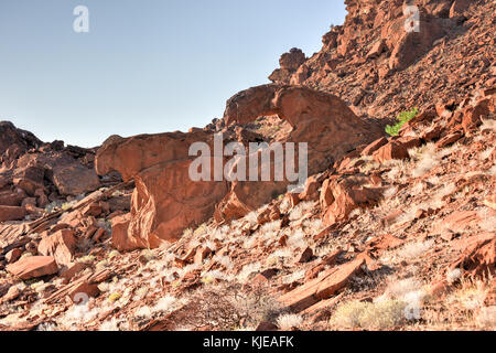 Bocca del leone rock formazione throning sulla sommità del huab valley in twyfelfontein, Namibia. Foto Stock