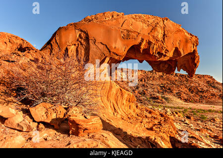 Bocca del leone rock formazione throning sulla sommità del huab valley in twyfelfontein, Namibia. Foto Stock