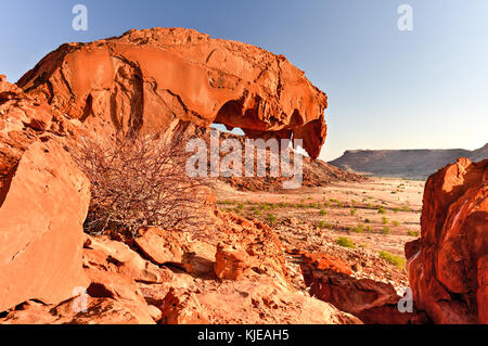 Bocca del leone rock formazione throning sulla sommità del huab valley in twyfelfontein, Namibia. Foto Stock