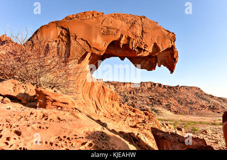 Bocca del leone rock formazione throning sulla sommità del huab valley in twyfelfontein, Namibia. Foto Stock