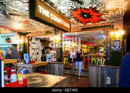 Il cortile durante le ore notturne, un bar alla moda e un ristorante nel centro di Cairns, estremo Nord Queensland, FNQ, QLD, Australia Foto Stock