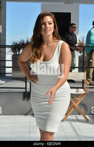 MIAMI, FLORIDA - FEBBRAIO 17: (Sottoposto a embargo fino al 02/26/16) il modello Ashley Graham partecipa al festival sportivo illustrato Swim Beach 2016 il 17 febbraio 2016 a Miami Beach. Persone: Ashley Graham Foto Stock