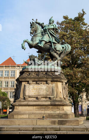 Statua di re Giovanni III Sobieski presso le principali città (città vecchia) in Gdansk, Polonia, in una giornata di sole in autunno. Foto Stock