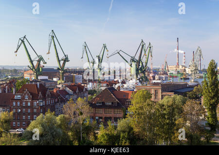 Gli edifici e le gru del cantiere di Danzica, Polonia, visto dal di sopra in una giornata di sole. Foto Stock