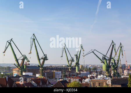 Gli edifici e le gru del cantiere di Danzica, Polonia, visto dal di sopra in una giornata di sole. copia di spazio. Foto Stock