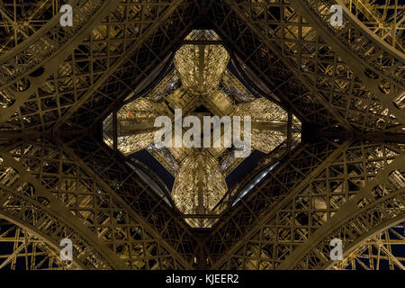 Torre Eiffel visto da sotto Foto Stock