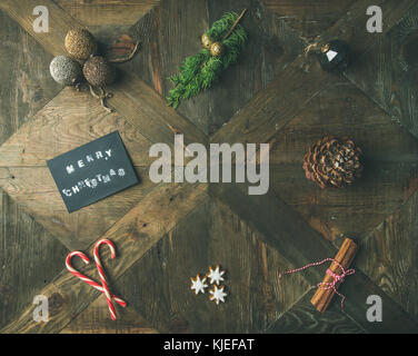 Flat-lay di biglietto di auguri, cannella, candy cane, vista dall'alto Foto Stock