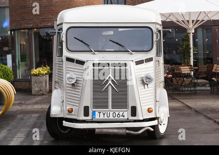 Bergen, Norvegia - 14 novembre 2017: Citroen H Van bianco, modello 1969 si erge su un lato della strada, vista frontale ravvicinata Foto Stock