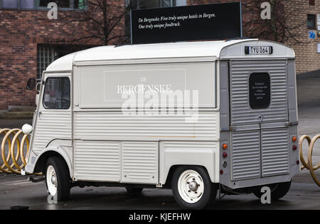 Bergen, Norvegia - 14 novembre 2017: Citroen H Van bianco, modello 1969 si erge su un lato della strada, vista posteriore ravvicinata Foto Stock