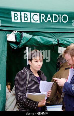 Caroline Lucas, Partito Verde leader comune, su College Green, Westminster, dalla BBC radio tenda prima di discutere di Philip Hammonds bilancio, 22 novembre 2017 Foto Stock
