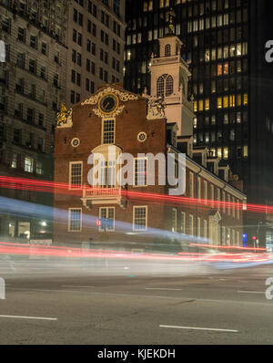 Il traffico che passa old state house di boston lungo il sentiero della libertà Foto Stock