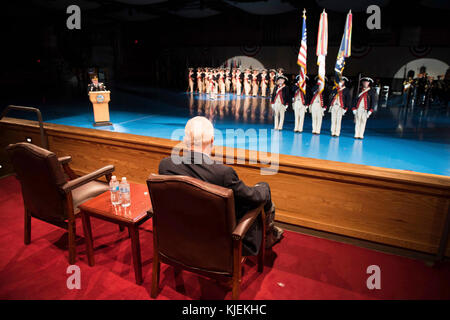 Gen. Mark A. Milley, 39th capo del personale dell'esercito, ospita una speciale Twilight Tattoo prestazioni per riconoscere il senatore John McCain S. III, per i suoi oltre 63 anni di servizio dedicato alla nazione e gli Stati Uniti Militari nella sala Conmy, Base comune Myer-Henderson Hall, Va., nov. 14, 2017. Il senatore McCain si è aggiudicato l'eccezionale servizio civile medaglia per il suo eccezionale contributo volontario per l'esercito degli Stati Uniti e militari. (U.S. Esercito foto di PFC. Gabriel Silva) Foto Stock