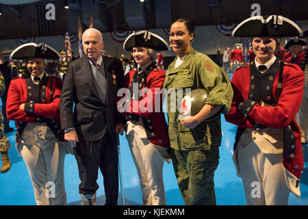 Gen. Mark A. Milley, 39th capo del personale dell'esercito, ospita una speciale Twilight Tattoo prestazioni per riconoscere il senatore John McCain S. III, per i suoi oltre 63 anni di servizio dedicato alla nazione e gli Stati Uniti Militari nella sala Conmy, Base comune Myer-Henderson Hall, Va., nov. 14, 2017. Il senatore McCain si è aggiudicato l'eccezionale servizio civile medaglia per il suo eccezionale contributo volontario per l'esercito degli Stati Uniti e militari. (U.S. Esercito foto di PFC. Gabriel Silva) Foto Stock