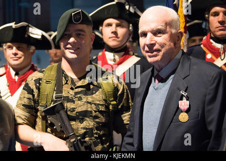 Gen. Mark A. Milley, 39th capo del personale dell'esercito, ospita una speciale Twilight Tattoo prestazioni per riconoscere il senatore John McCain S. III, per i suoi oltre 63 anni di servizio dedicato alla nazione e gli Stati Uniti Militari nella sala Conmy, Base comune Myer-Henderson Hall, Va., nov. 14, 2017. Il senatore McCain si è aggiudicato l'eccezionale servizio civile medaglia per il suo eccezionale contributo volontario per l'esercito degli Stati Uniti e militari. (U.S. Esercito foto di PFC. Gabriel Silva) Foto Stock