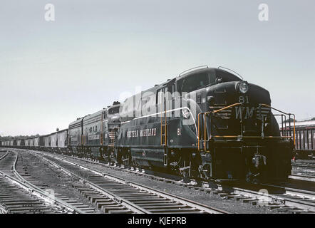 Western Maryland 81 e 232 (BL2 e F7A) probabilmente Hagerstown, MD nel Settembre 1964 02 (22450986955) Foto Stock