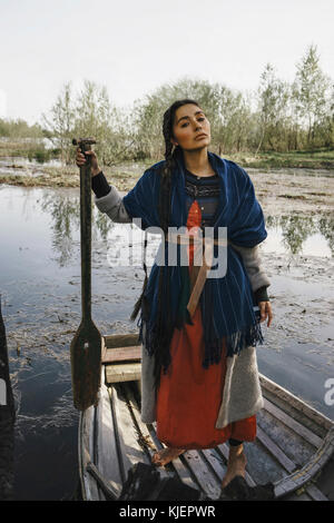 La donna caucasica indossando abiti tradizionali in canotto Foto Stock