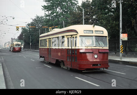 TTC 4033 (PCC) un NEVILLE REGINA auto sulla Regina nel centro cittadino di Toronto, ont. L'8 settembre 1965 (21971491103) Foto Stock