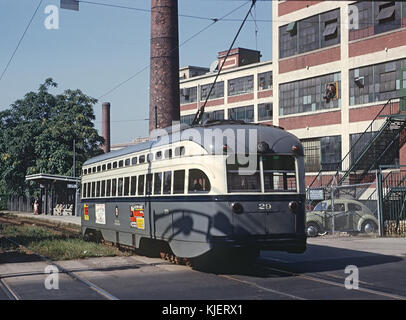 NJPSCT 29 (PCC) attraversando Parco St. Station di Newark City metropolitana, Newark, NJ il 3 settembre 1965 (22102722964) Foto Stock