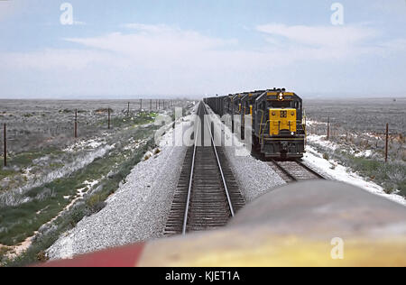 ATSF 1457 un GP35 merci a La Lande, NM prese dalla cabina della F7 306 tirando il Treno 2, San Franisco Chief il 27 agosto 1967 (22692874075) Foto Stock