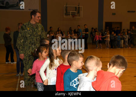 Jezierzyce, Polonia (nov. 14, 2017). Master-at-Arms marinaio Cody castoro, assegnato al supporto navale Facility (NSF) Redzikowo, interagisce con gli studenti durante una visita ad una scuola locale in Jezierzyce, Polonia. NSF Redzikowo è la marina del più recente installazione e la prima installazione degli Stati Uniti in Polonia. Le sue operazioni consentono la reattività degli Stati Uniti e delle forze alleate a sostegno del Navy regione Europa, Africa, Asia sud-ovest (NAVEURAFSWA) missione di fornire i servizi per la flotta, Fighter, e famiglia. (U.S. Navy foto di Lt. Maria Sanford/rilasciato) Foto Stock