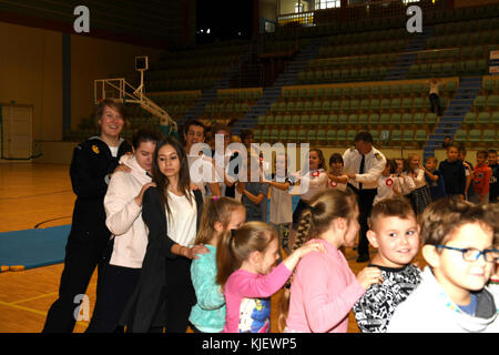 Jezierzyce, Polonia (nov. 14, 2017). Master-at-Arms marinaio Brianna Rodriguez, assegnato al supporto navale Facility (NSF) Redzikowo, interagisce con gli studenti durante una visita ad una scuola locale in Jezierzyce, Polonia. NSF Redzikowo è la marina del più recente installazione e la prima installazione degli Stati Uniti in Polonia. Le sue operazioni consentono la reattività degli Stati Uniti e delle forze alleate a sostegno del Navy regione Europa, Africa, Asia sud-ovest (NAVEURAFSWA) missione di fornire i servizi per la flotta, Fighter, e famiglia. (U.S. Navy foto di Lt. Maria Sanford/rilasciato) Foto Stock