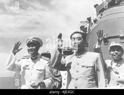 Xiao Jingguang e Zhou Enlai nel 1957 Foto Stock