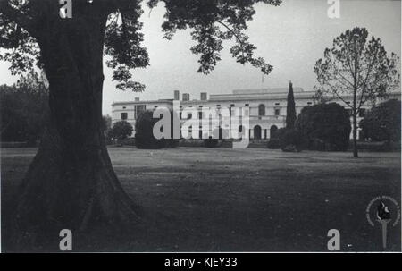 La Teen Murti House a nuova Delhi, in India, era una volta la residenza di Jawaharlal Nehru, il primo primo ministro indiano. Questa vista frontale mostra l'architettura iconica dell'edificio, che ora è un museo dedicato alla sua vita e al suo lavoro. Foto Stock