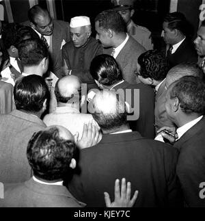 Nasser ricevendo il Primo Ministro indiano Jawaharlal Nehru, febbraio 1955 (05) Foto Stock