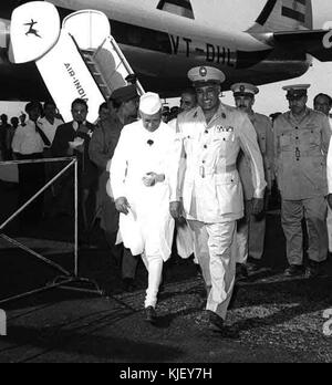 Nasser ricevendo il Primo Ministro indiano Jawaharlal Nehru all'Aeroporto del Cairo (02) Foto Stock