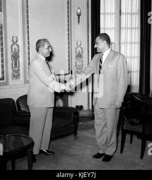 Nasser riceve l'ambasciatore indiano al Cairo presso la presidenza Foto Stock