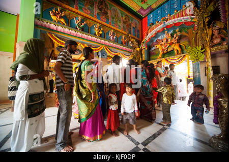 Popolo Indiano in visita di Shri Maramma cerchio tempio, Bangalore, Karnataka, India Foto Stock