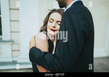 Ritratto di sorridere Caucasian giovane costeggiata Foto Stock
