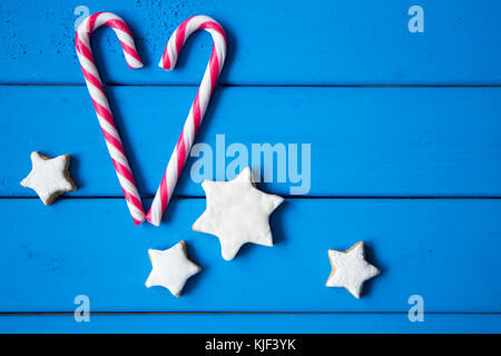 Cuore realizzato da natale candy e a forma di stella i cookie. L'amore è tutto intorno a noi Foto Stock