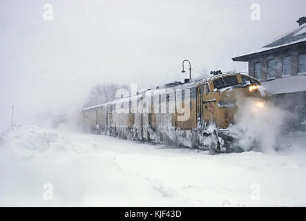 SOO il treno della linea 2, il paese di rame limitato, in attesa di partenza al Calumet, mi il 7 gennaio 1967. (24108340489) Foto Stock