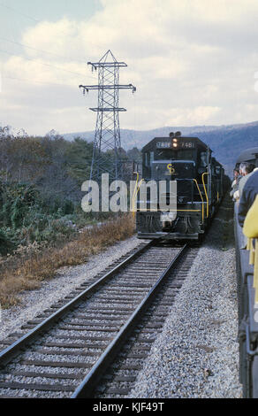 C&O SD40 7481 in direzione est tra il Lynchburg e Clifton, forgia, va preso dal NRHS fantrip il 26 ottobre 1969 (25568431791) Foto Stock