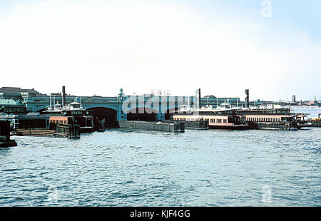 Erie Lackawanna traghetto dal dock E L traghetto, Hoboken NJ il 3 settembre 1965 (23728694329) Foto Stock