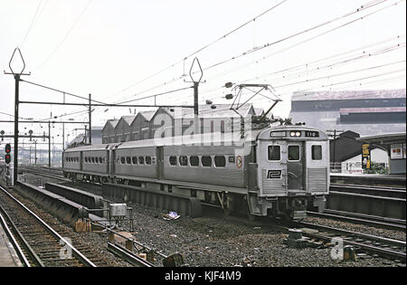 Penn Jersey Centrale freccia 110 a Harrison Ave. Stazione di percorso, Newark, NJ il 4 luglio 1969 (25141744954) Foto Stock