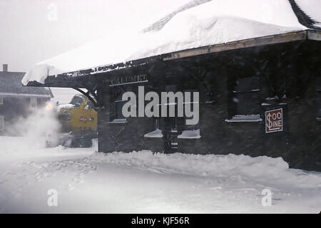 SOO il treno della linea 2, il paese di rame limitata in attesa di partenza al Calumet, mi il 7 gennaio 1967 (27315212350) Foto Stock