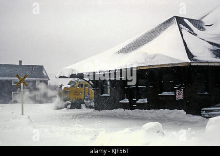 SOO il treno della linea 2, il paese di rame limitata in attesa di partenza al Calumet, mi il 7 gennaio 1967 (26983268633) Foto Stock