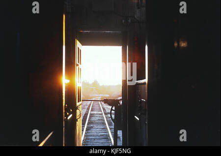 Una fotografia scattata nel novembre 1971 da un caboose, probabilmente su un treno misto canadese. L'immagine riflette il viaggio ferroviario in Canada della metà del XX secolo, catturando un momento storico nelle operazioni ferroviarie. Foto Stock