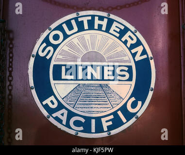 Questa immagine cattura il SP Herald, parte della Southern Pacific Railroad, il 30 gennaio 1971. Il treno è raffigurato a Willes, California, evidenziando il suo funzionamento sulla linea NWP. Foto Stock